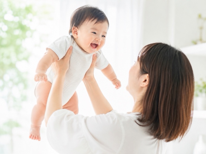 赤ちゃんを抱っこするママ